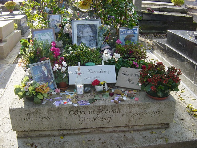 モンパルナス墓地　セルジュ・ゲンズブールの墓
