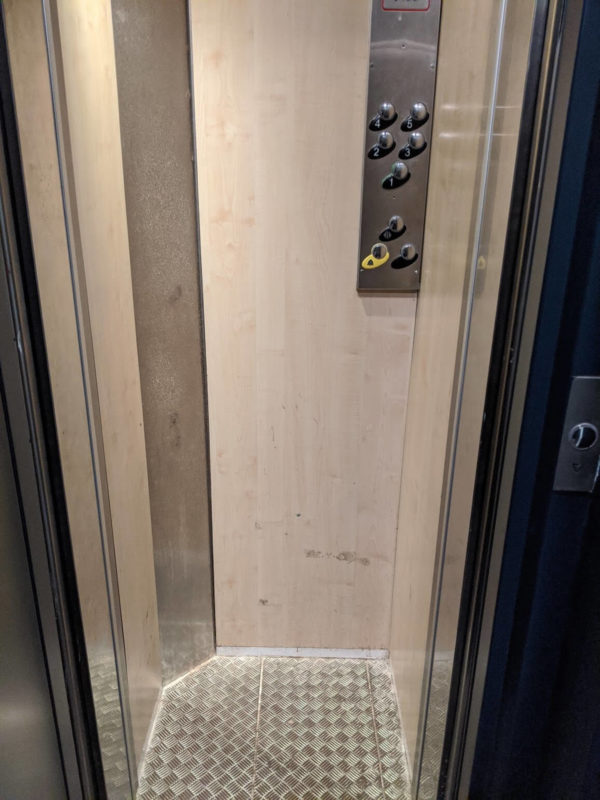 パリの恐ろしく狭いエレベーター