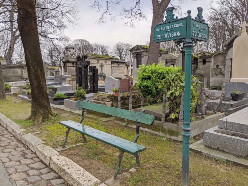 モンマルトル墓地のベンチ