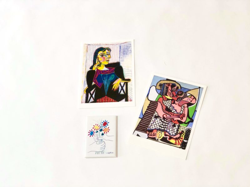 ピカソ美術館のお土産の絵葉書(ポストカード)とマグネット