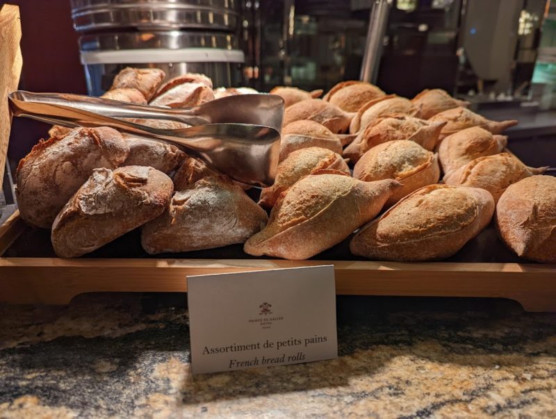 パリのホテル朝食で提供されたパン