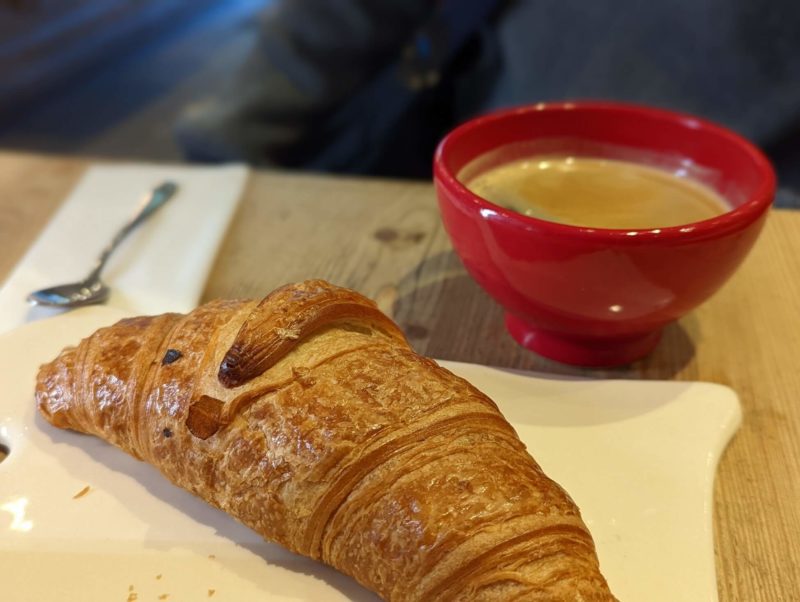 パリのカフェでとったシンプルな朝食8.5ユーロ