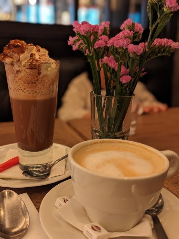 カフェラテと美味しいスイーツでパワーチャージ！