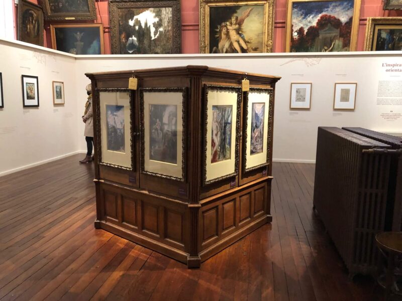 モローの作品がたっぷりと収納された展示パネルのような家具
