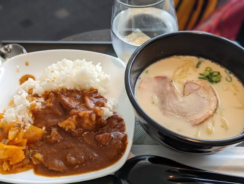 日本のANA LOUNGEではカレーや麺類も提供される