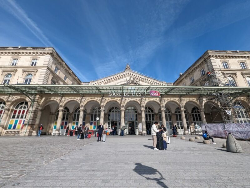 パリ東駅（Gare de l'Est）日中は人通りも多く明るい雰囲気