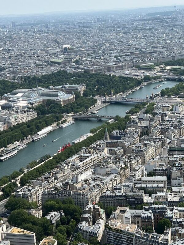 エッフェル塔から見下ろすパリの街並み