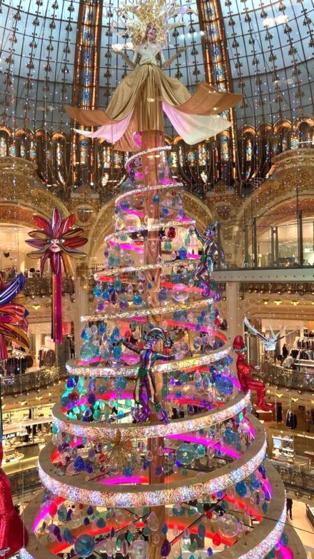 毎年楽しみなギャラリー・ラファイエットの巨大クリスマスツリー
