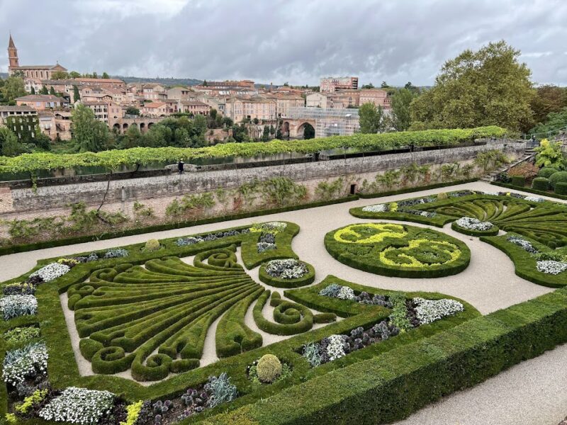 曇り空の日のフランス式庭園