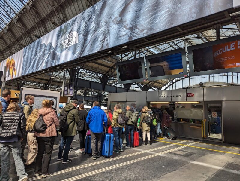 日本とは比べ物にならないほど時間のかかる駅の窓口