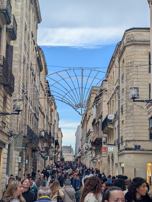 週末ともなると大変な賑わいを見せるボルドーのメインストリート