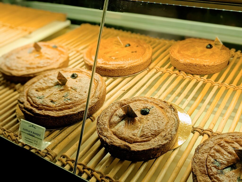 ビアリッツの老舗パティスリー「Miremont（ミルモン）」のガトーバスク