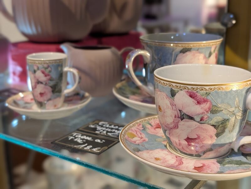 バラモチーフの可愛いショップもたくさん!