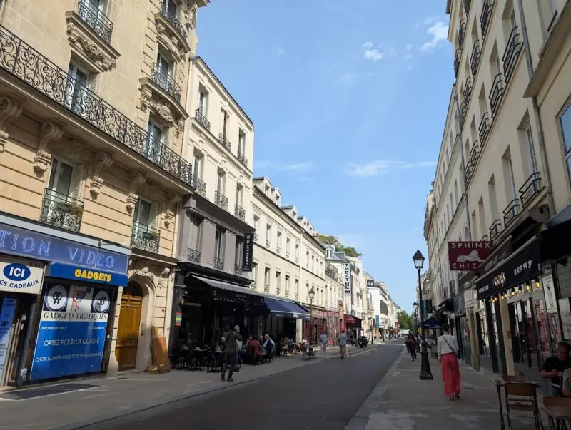 ホテルすぐ横の劇場がたくさん集まるゲテ通り(Rue de la Gaîté )