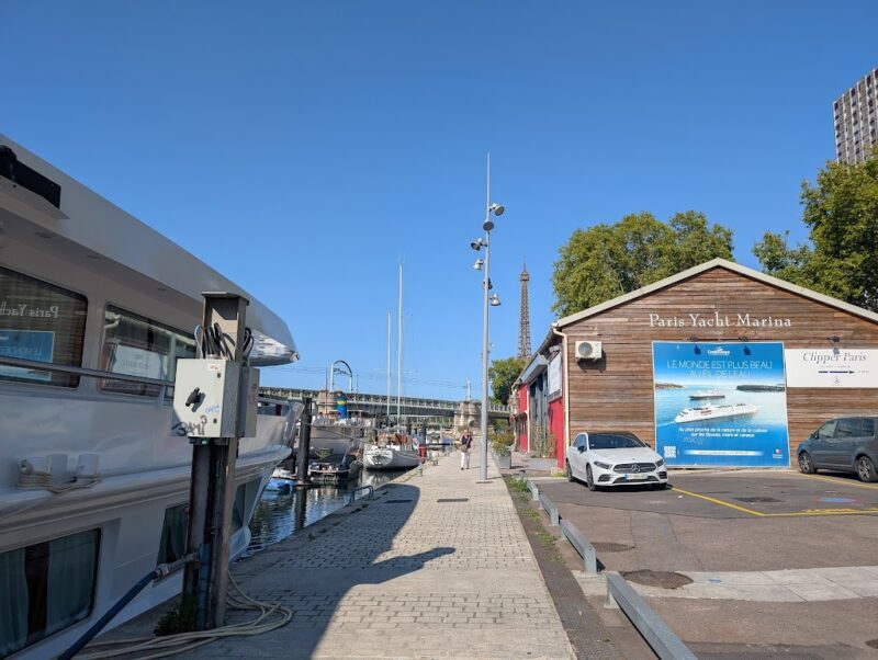 Paris Yacht Marinaの西側に船が停まっていました