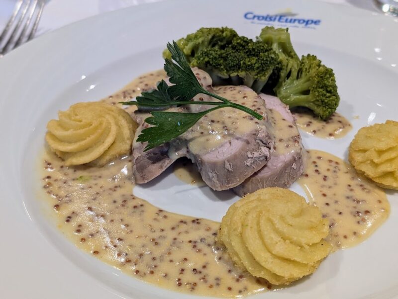 メインのお肉はマスタードソース
