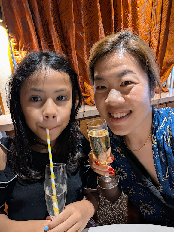 ジュースとシャンパンが配られみんなでかんぱい!