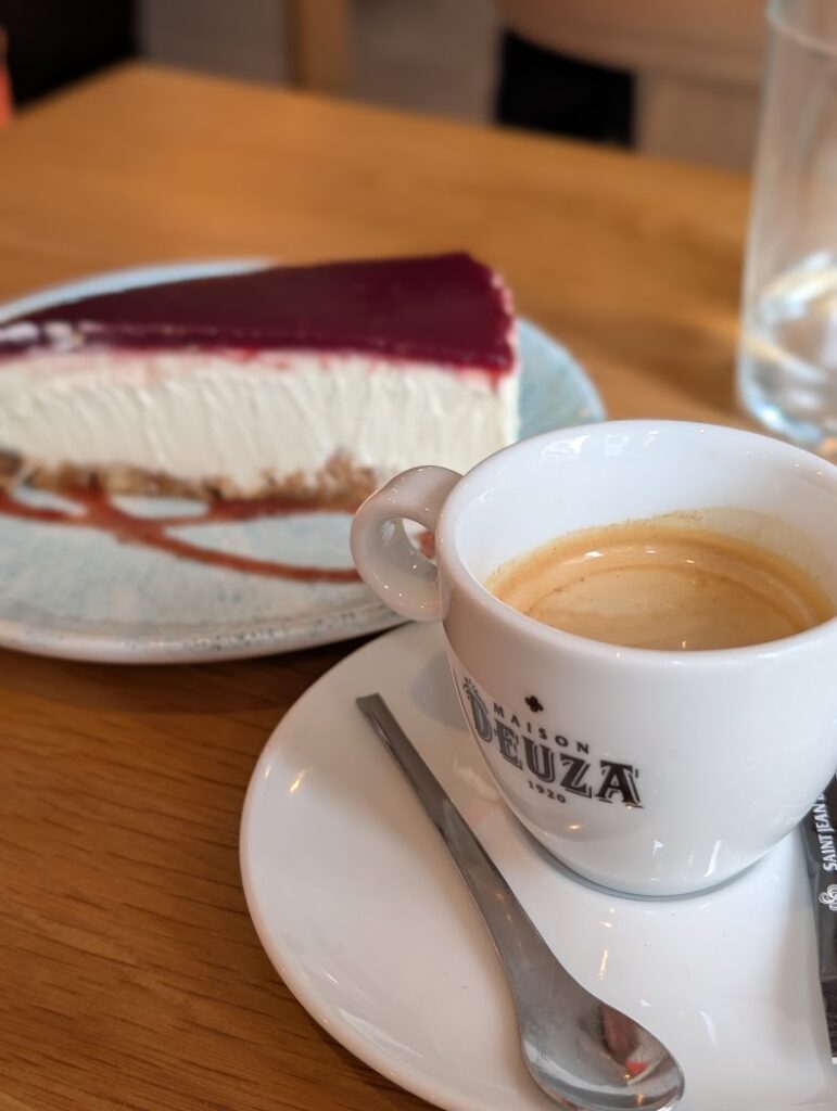 デザートのチーズケーキ（フランスでもメジャーになってきた！）も美味しい