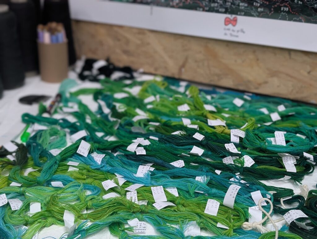 複雑な森のみどりをいくつもの糸で表現する