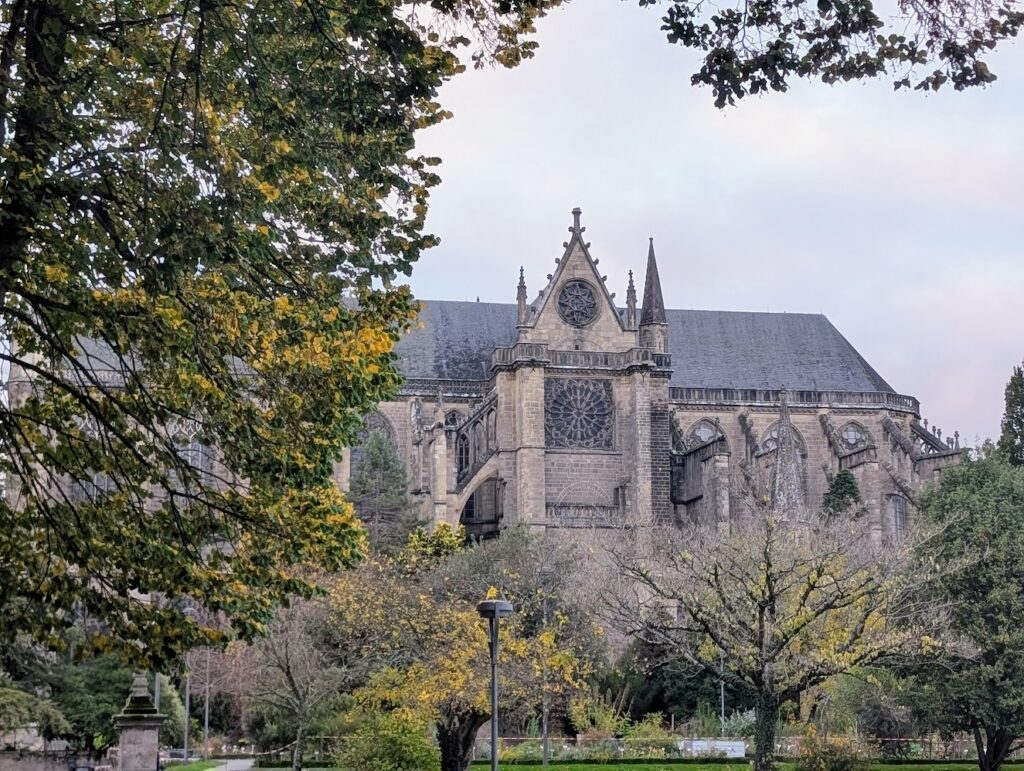 歴史的建造物に指定されたサン・テティエンヌ大聖堂は大迫力