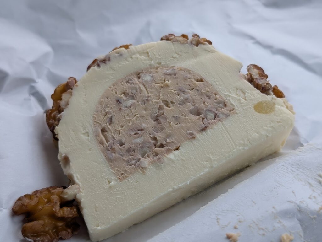 くるみの入ったチーズははじめて食べた味!濃厚で美味しかった~