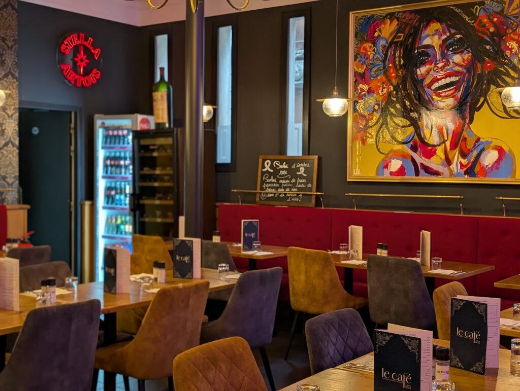 朝のコーヒーを飲むのに訪れたCafé de la Place Restaurant Périgueux