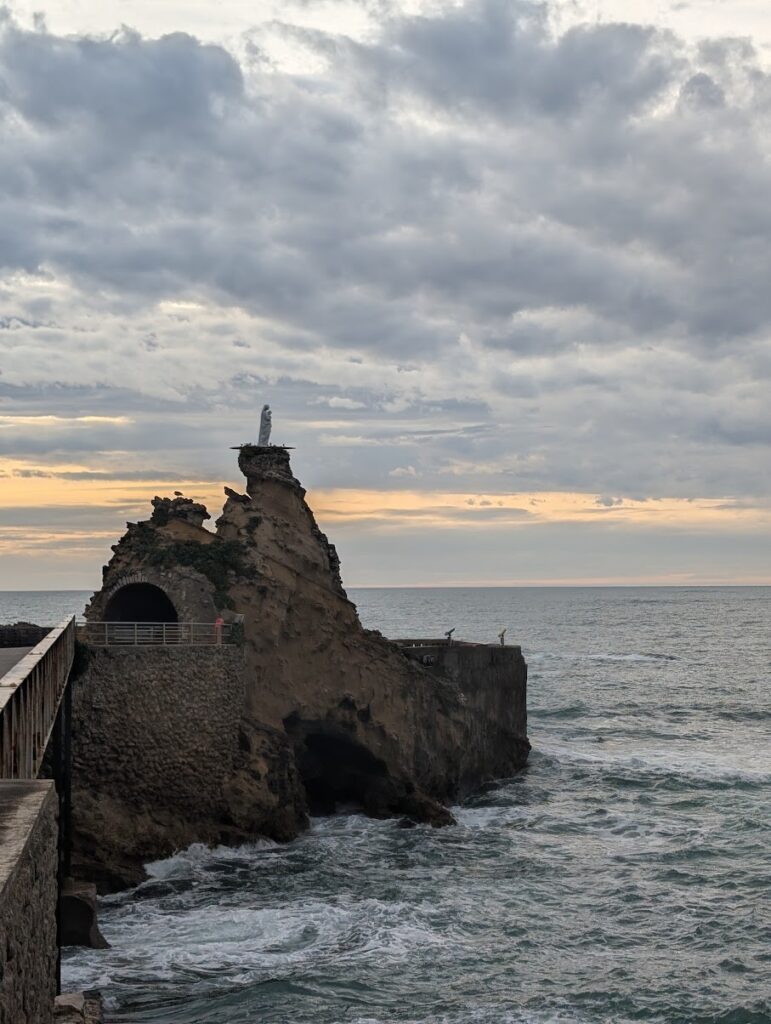 聖母の岩(Rocher de la Vierge)