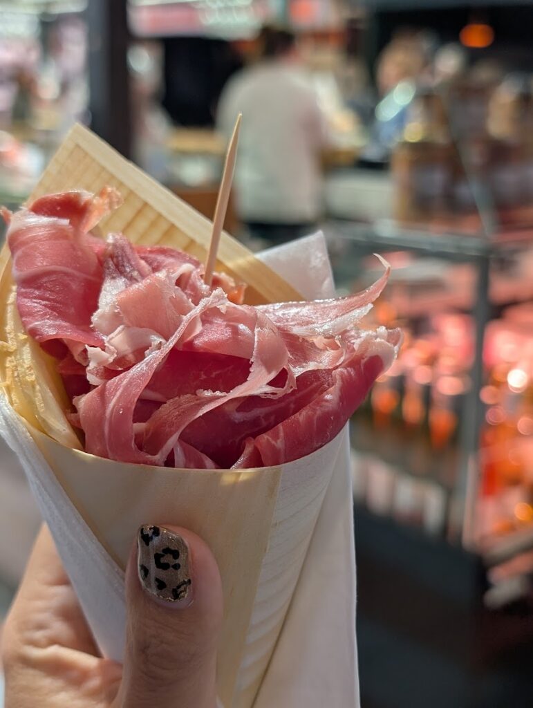 屋内マルシェで購入した生ハム切り落とし