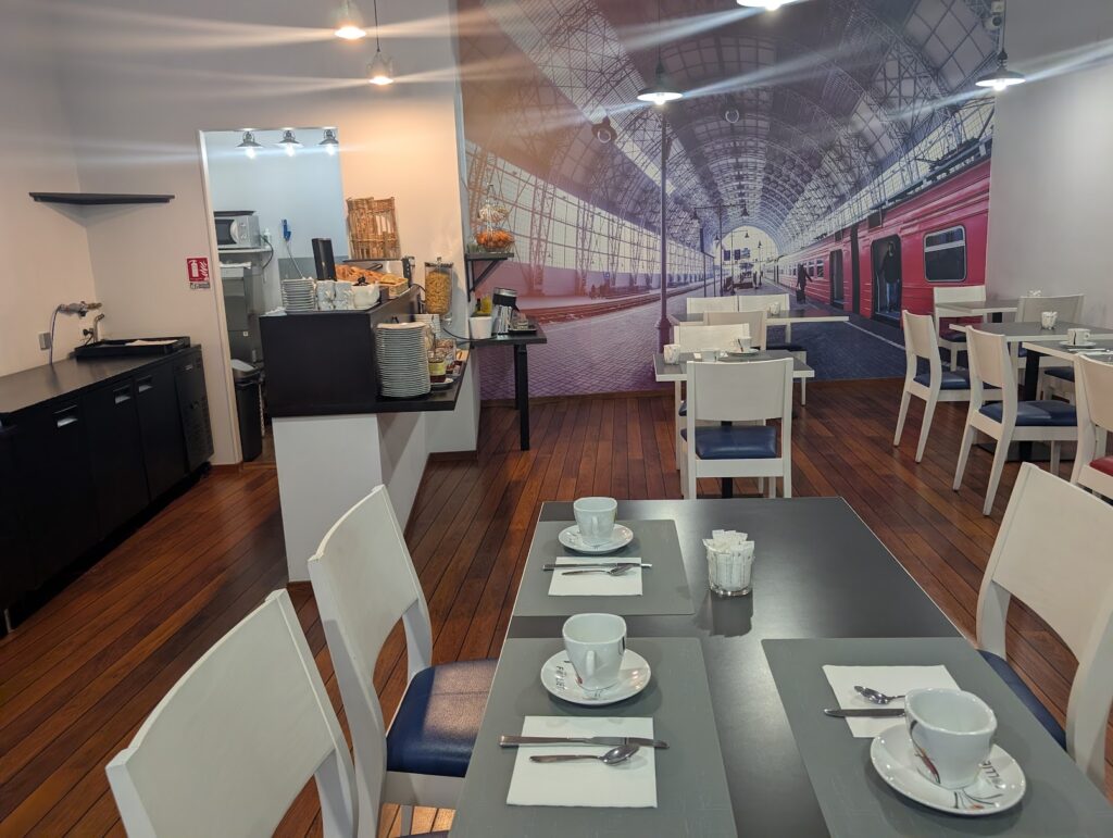 Brit Hotel de Paris 朝食会場