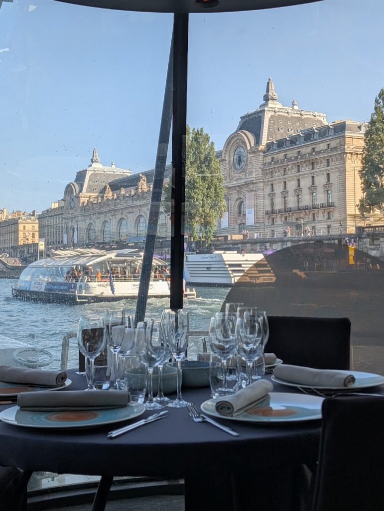 右手に見えるのはオルセー美術館