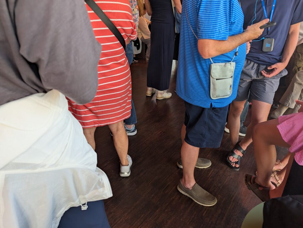 サンセットクルーズの様子　パリの街歩きと同様、クルーズ船もドレスアップしている人は一部