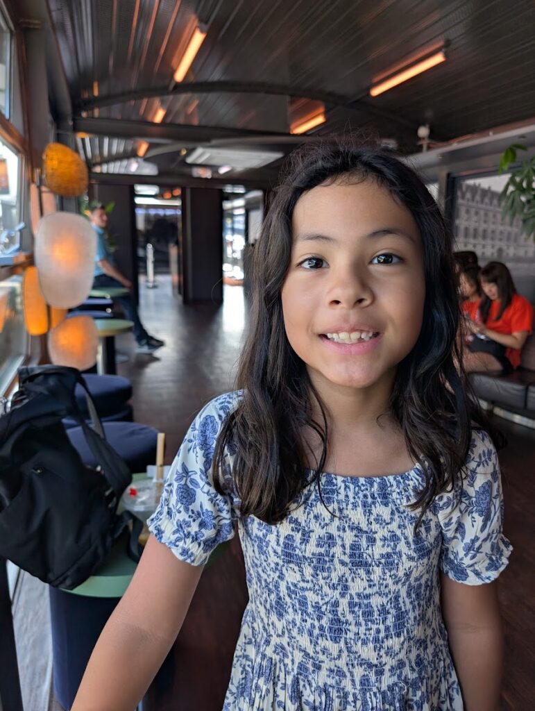 イスが少ないので、早めにいかないと立ちっぱなしに。トイレもあります。