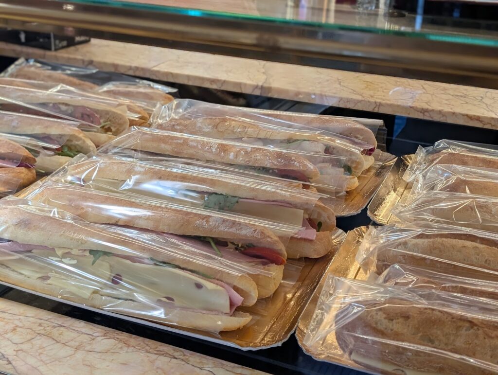 パリのパン屋で朝食を購入するのが楽しみ！